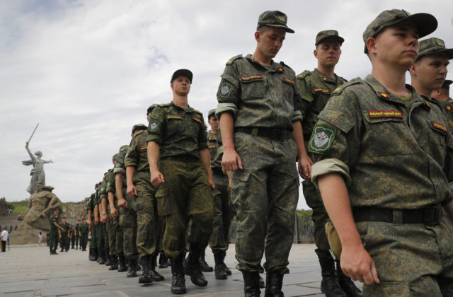 10001260_russia_military_30465-4990bdd2270c4b90875e5d479f0a3542-640x420.jpg