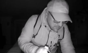 VIDEO: Zlodeja v dome načapala skrytá kamera. Jeho komentár pri vykrádaní baví internet. “Bože, to sú…” Polícia prosí o pomoc.
