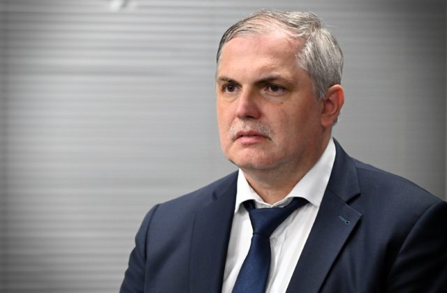 Politika je tvrdá a aj politik má právo na emócie. Michelko neodsúdil Ficove slová o novinároch