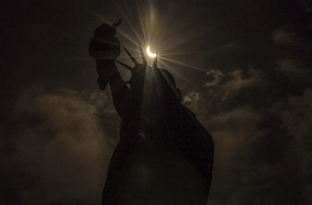 10023657_total_solar_eclipse_new_york_68281-640x420.jpg