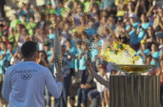 10025751_greece_paris_olympics_flame_78854-640x420.jpg