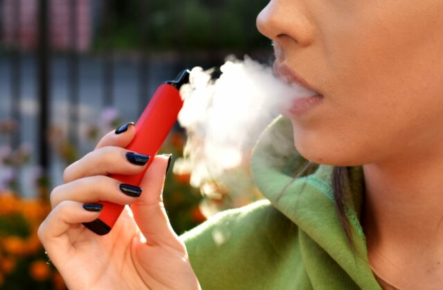 10040594_vaping-scaled-1-640x420.jpg