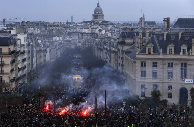 10040596_aptopix_france_pension_protests_98418-640x420.jpg