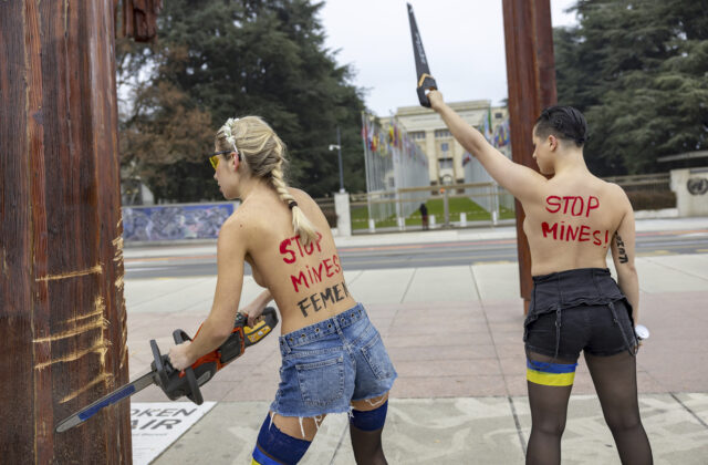 10043483_switzerland_topless_protesters_russia_80354-640x420.jpg