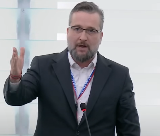 Ľuboš Blaha čelí kritike za obranu D. Bombica. Mimovládky ho obviňujú z podnecovania nenávisti. Tieto odkazy sa mu páčiť nebudú! 2 image 57