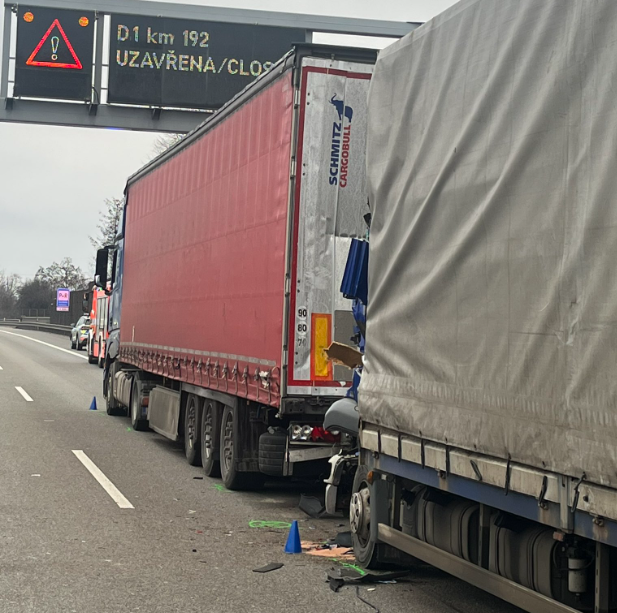 Hrozivá zrážka na D1! Nákladné vozidlo vrazilo do kamióna. Vodič neprežil... 2 image 35