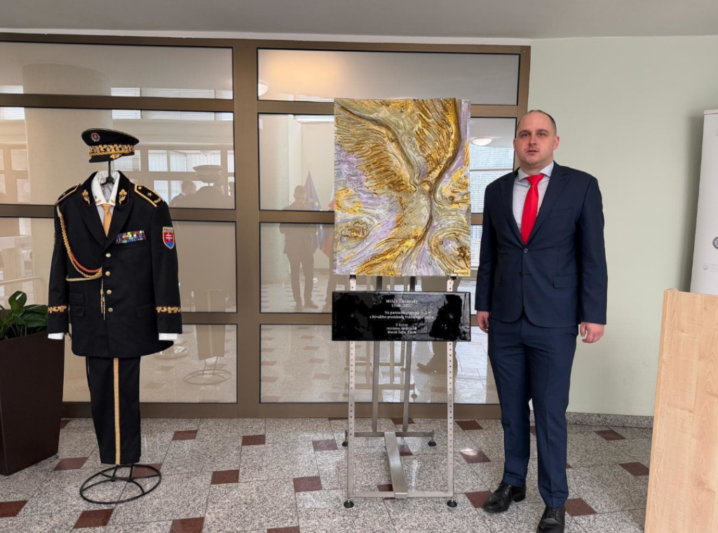 Lučanský dostal pamätník od ministra. Detail na plastike však vyvolal rozruch a ostrú kritiku. Toto si nikto nevšimol? 2 image 17