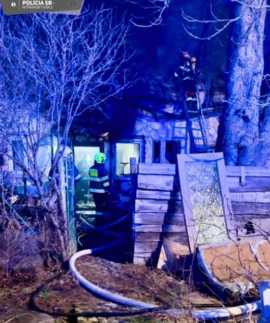 AKTUÁLNE: Požiar zničil dom pri Šali. Hasiči v troskách objavili mŕtve telá 2 image 18