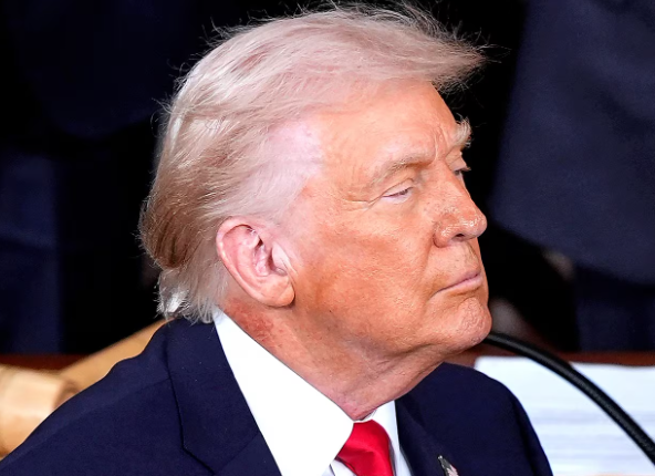 Je chorý? Vyrážka na krku Trumpa vyvolala rozruch. Čo sa deje s americkým prezidentom? Lekár vysvetľuje 2 image 2