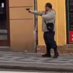 VIDEO, ktoré desí ľudí! Muž kráčal centrom Prahy s pištoľou. Mieril ňou na okoloidúcich! 2 polotno 2026 05 20T123944.931