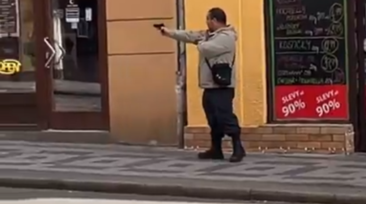 VIDEO, ktoré desí ľudí! Muž kráčal centrom Prahy s pištoľou. Mieril ňou na okoloidúcich! 1 polotno 2026 05 20T123944.931