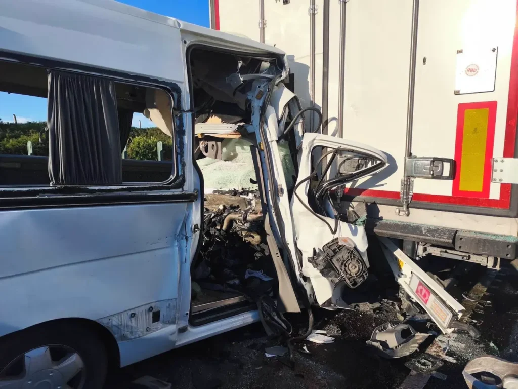 Krvavé ráno na diaľnici. Mikrobus narazil do kamióna, následky sú katastrofálne, o život prišlo osem ľudí 3 1000040479