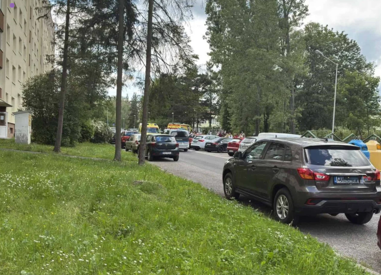 Nehoda v Poprade vydesila okolie. Auto skončilo na chodníku a narazilo do rodiny s kočíkom. Svedkyňa opísala, čo sa stalo 2 image 13