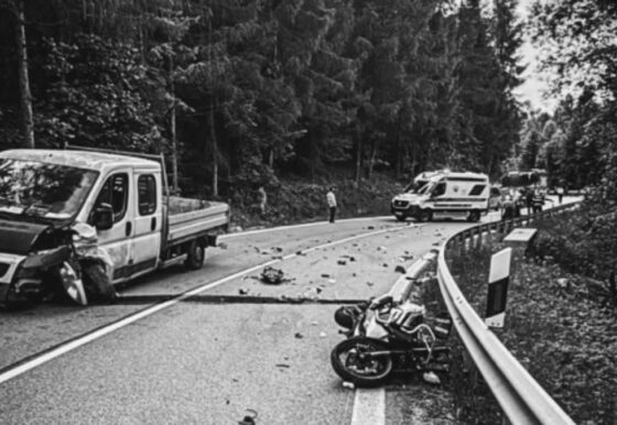 Motocyklista nezvládol osudnú zákrutu. Po čelnej zrážke s dodávkou prišla tragická správa z nemocnice 1 Nehoda na ceste s motorkou.