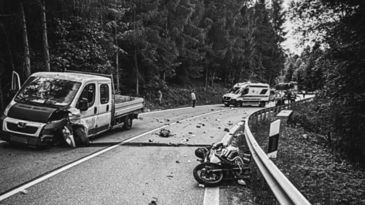 Motocyklista nezvládol osudnú zákrutu. Po čelnej zrážke s dodávkou prišla tragická správa z nemocnice 1 Nehoda na ceste s motorkou.