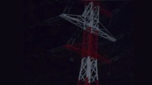 Polícia informovala o desivom prípade. Len 14-ročný chlapec vyliezol na stožiar s elektrickým vedením. Zasiahla ho elektrina 4 x x 74