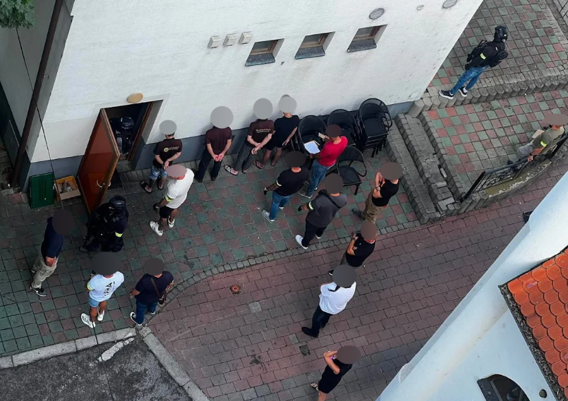 AKTUÁLNE: Veľký zásah kukláčov na juhu Slovenska. Viacero osôb skončilo v putách. Zásah videli aj deti! 2 image 5