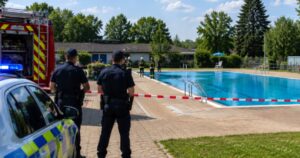 Desivé chvíle na kúpalisku: Päťročné dieťa je v kritickom stave, ďalších sedem ľudí odviezli záchranári 4 polotno 10