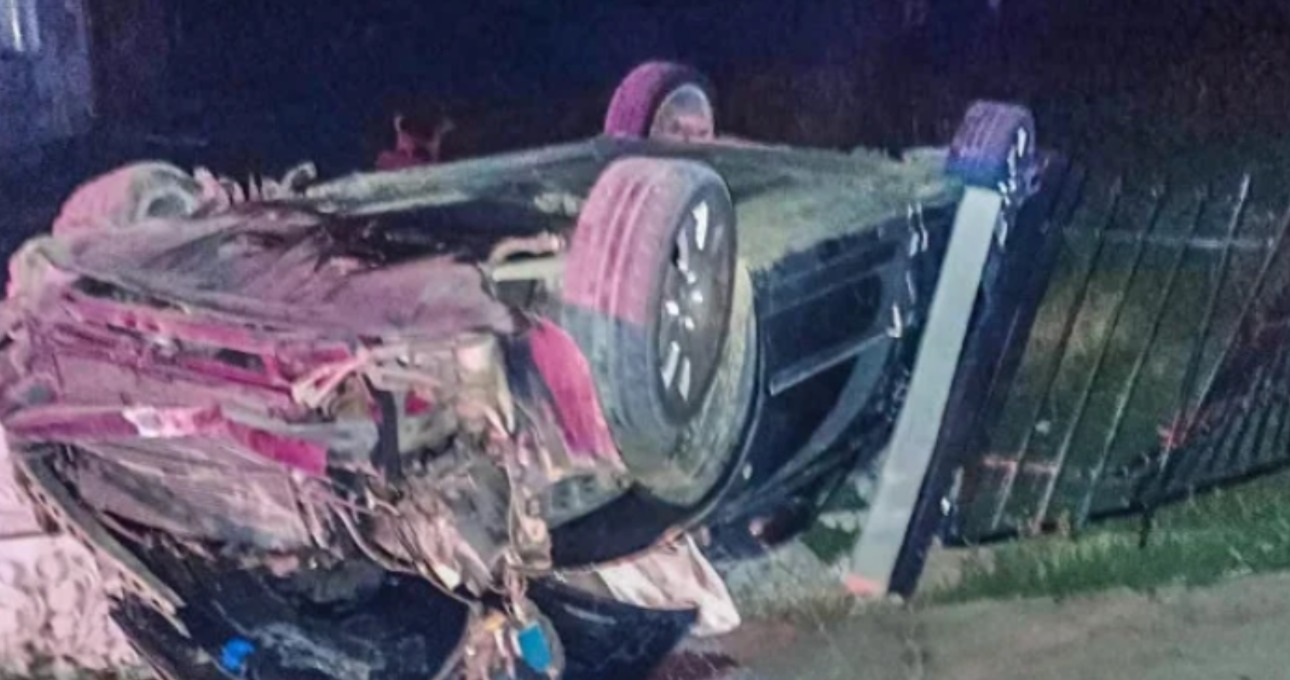 Hrozivá dopravná nehoda. Auto skončilo na streche. Boli v ňom tri deti. Polícia prišla so šokujúcimi informáciami 1 polotno 25