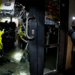 VIDEO: Krvavé stopy v centre Humenného! Dvere potravín boli rozbité. Polícia podozrivého našla v poriadne kurióznom úkryte! 11 ChatGPT Image 12. 8. 2026 12 35 51