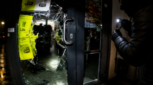 VIDEO: Krvavé stopy v centre Humenného! Dvere potravín boli rozbité. Polícia podozrivého našla v poriadne kurióznom úkryte! 4 ChatGPT Image 12. 8. 2026 12 35 51