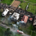 OBROVSKÝ POŽIAR v Braväcove: Oheň sa rozšíril až na 10 stavieb, povolali desiatky hasičov! 5 ChatGPT Image 8. 8. 2026 20 00 15