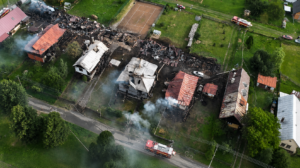 OBROVSKÝ POŽIAR v Braväcove: Oheň sa rozšíril až na 10 stavieb, povolali desiatky hasičov! 2 ChatGPT Image 8. 8. 2026 20 00 15