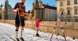Ako je to možné? Na Karlovom moste sa ocitol v auguste sneh. Ľudia vytiahli bežky 2 polotno 2026 08 14T145524.207