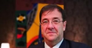 Obrovský škandál veľvyslanca: Do rezidencie si mal pozývať desiatky mladých žien. Zostávali u neho aj cez noc. Zasiahlo ministerstvo! 2 polotno 2026 08 14T204748.657