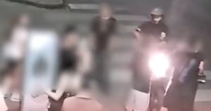 Šok v Seredi: Mladík na motorke vtrhol na jarmok a začal strieľať! Policajtom ukázal hanlivé gesto a utekal! 2 polotno 63