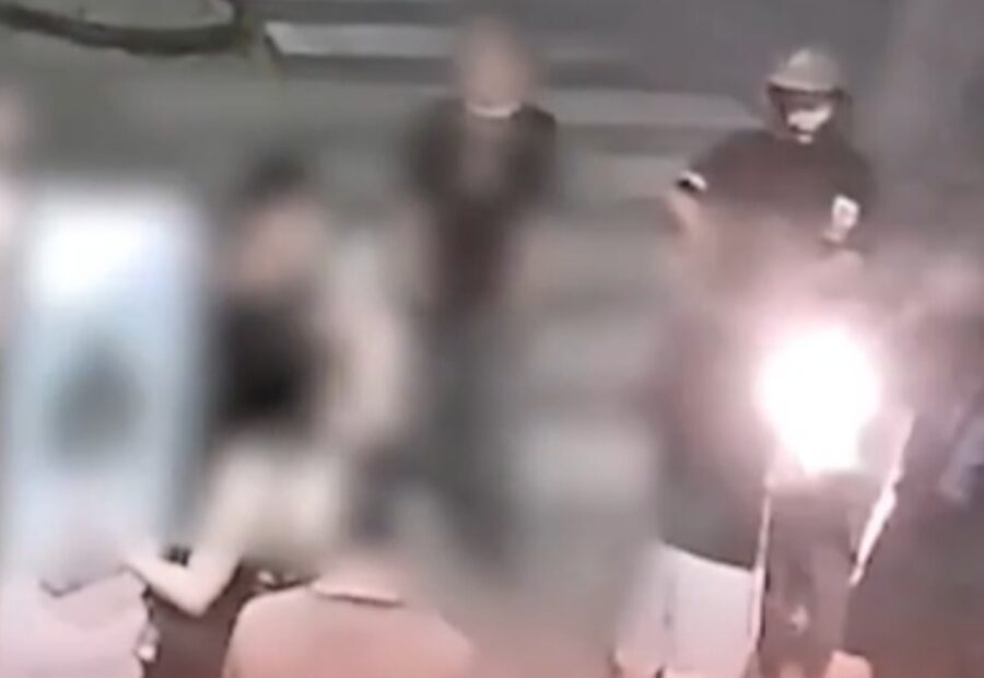 Šok v Seredi: Mladík na motorke vtrhol na jarmok a začal strieľať! Policajtom ukázal hanlivé gesto a utekal! 2 polotno 63