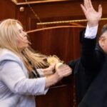 VIDEO: Naozaj to urobila? Opozičná poslankyňa po premiérovi hádzala vajcia. Musela ju spacifikovať ochranka aj polícia 11 polotno 81