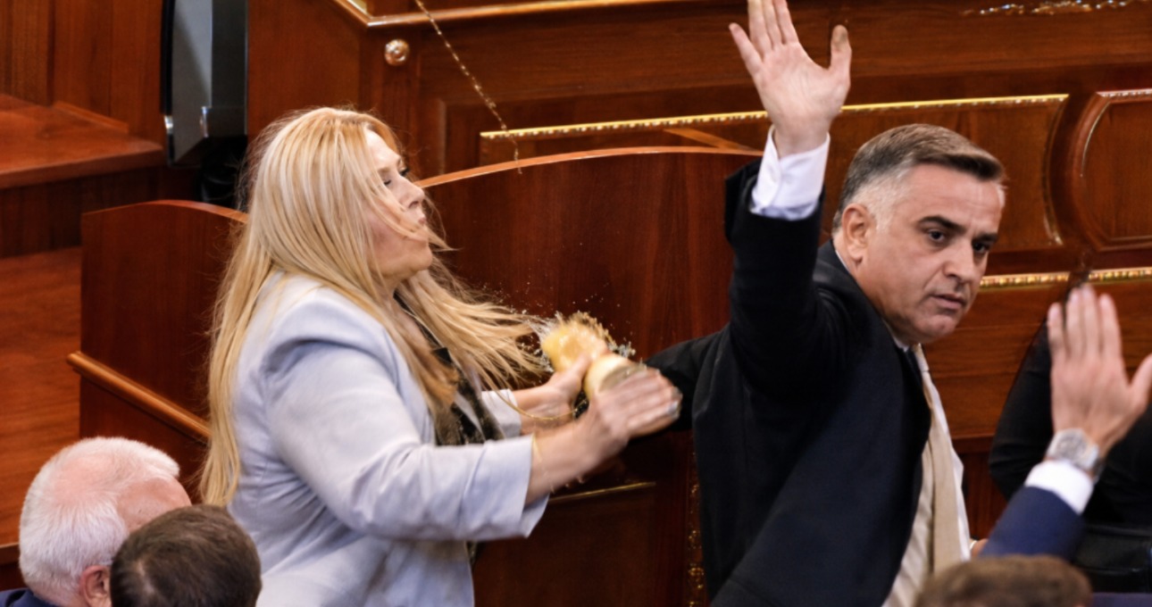 VIDEO: Naozaj to urobila? Opozičná poslankyňa po premiérovi hádzala vajcia. Musela ju spacifikovať ochranka aj polícia 1 polotno 81