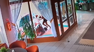 VIDEO: Len pre silné povahy. Vodička si pomýlila brzdu s plynom. Pod kolesami skončilo malé dievčatko 3 ChatGPT Image 6. 9. 2026 16 06 13
