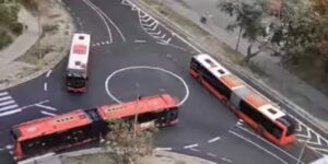 Táto okrúžna križovatka je HITOM na Slovensku! Tri autobusy sa na nej naraz ocitli v kurióznej situácii. Mesto reaguje 2 polotno 2026 09 04T111423.694