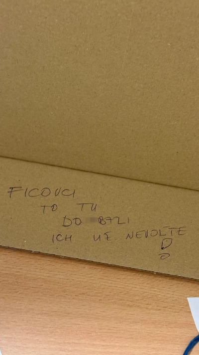 Volebná miestnosť prekvapila čitateľku Lenku. To, čo si všimla za plentou, musela odfotiť! Slová o Ficovi! 2 Snimka obrazovky 2026 10 25 160042