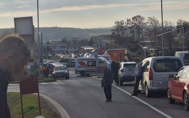 Ťažká zrážka na frekventovanej ceste: Autobus a osobné auto sa zrazili! Polícia uzavrela úsek 7 image 13