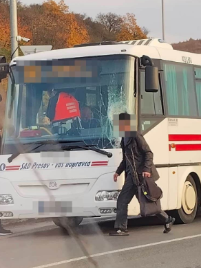 Ťažká zrážka na frekventovanej ceste: Autobus a osobné auto sa zrazili! Polícia uzavrela úsek 3 image 14