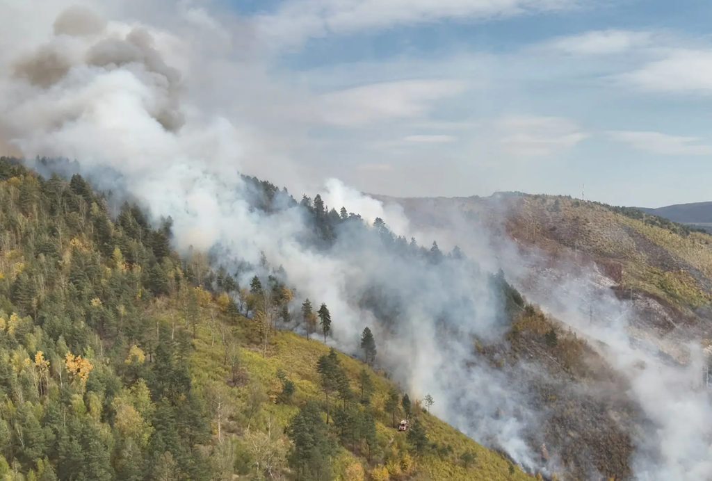 FOTO: Veľký požiar na východe Slovenska! Plamene sa šíria k obciam, do akcie povolali desiatky hasičov 3 image 2