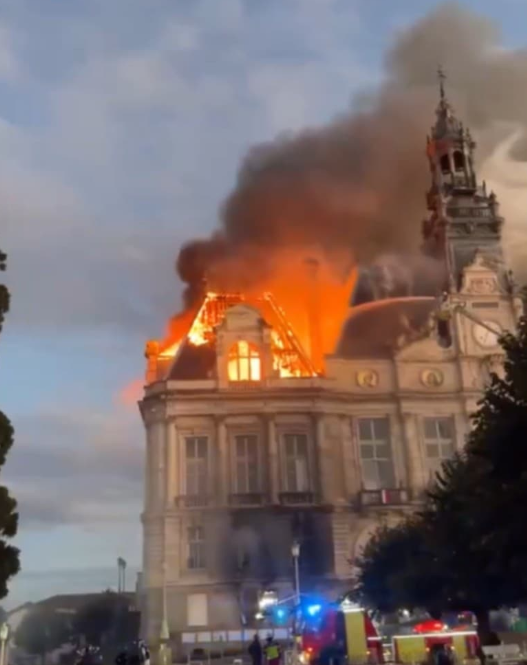 Francúzsko zasiahli ničivé nepokoje! Vzácna pamiatková budova skončila v plameňoch, jej veža sa zrútila 2 image 7