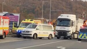 Ťažká zrážka na frekventovanej ceste: Autobus a osobné auto sa zrazili! Polícia uzavrela úsek 2 polotno 2026 10 28T161741.961