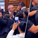 Parlament sa zmenil na bojisko! Poslanci sa do seba pustili hneď DVAKRÁT, lietali aj päste, musela zasiahnuť ochranka 9 polotno 69
